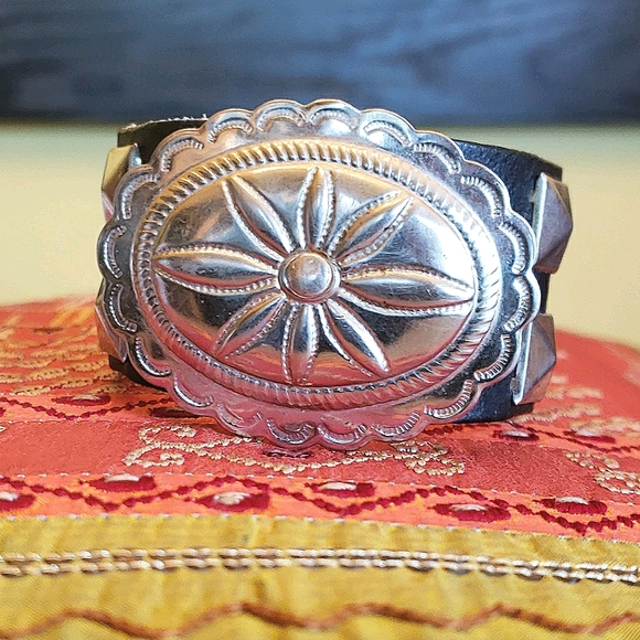 Chunky Bracelet Concho Vegan Leather & Spikes - Picture 2 of 5